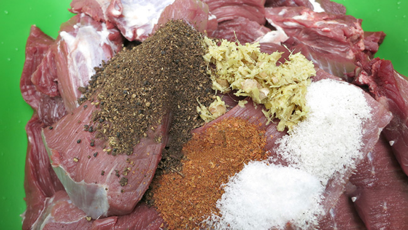Thịt trâu gác bếp Yên Bái được tẩm ướp nhiều loại gia vị đi kèm